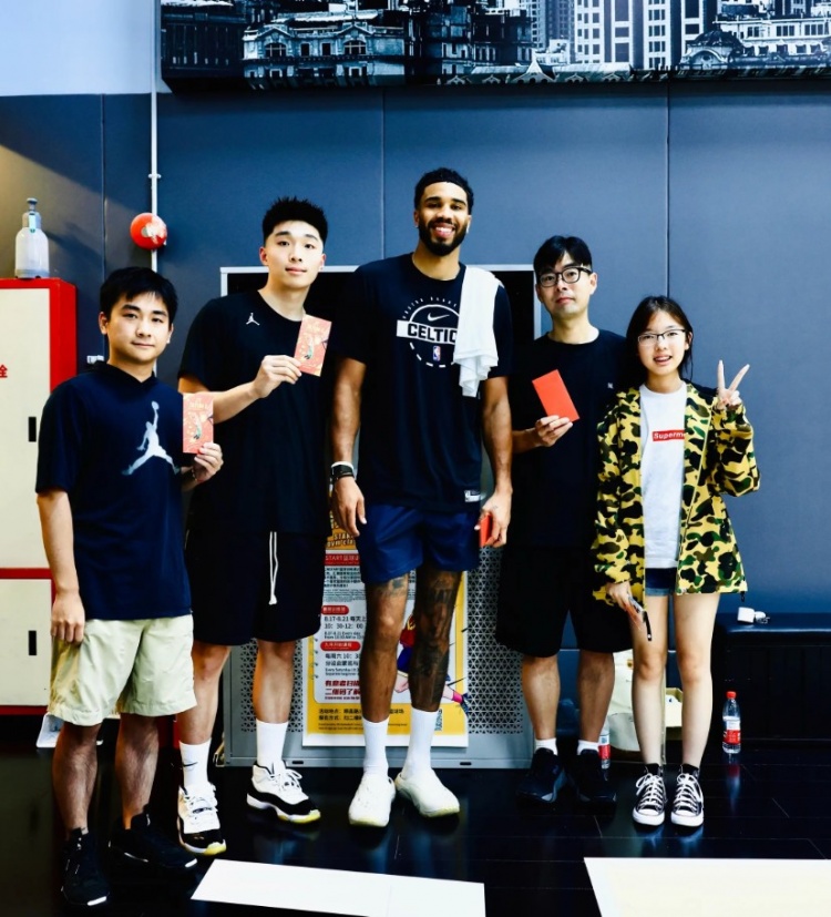 吴泽昊晒照:收到了塔图姆本人亲自派送的专属感谢红包 怎能不爱