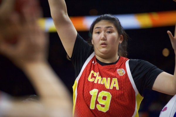 差距太大!中国女篮半场仅11个篮板比法国少12个 前场篮板为0