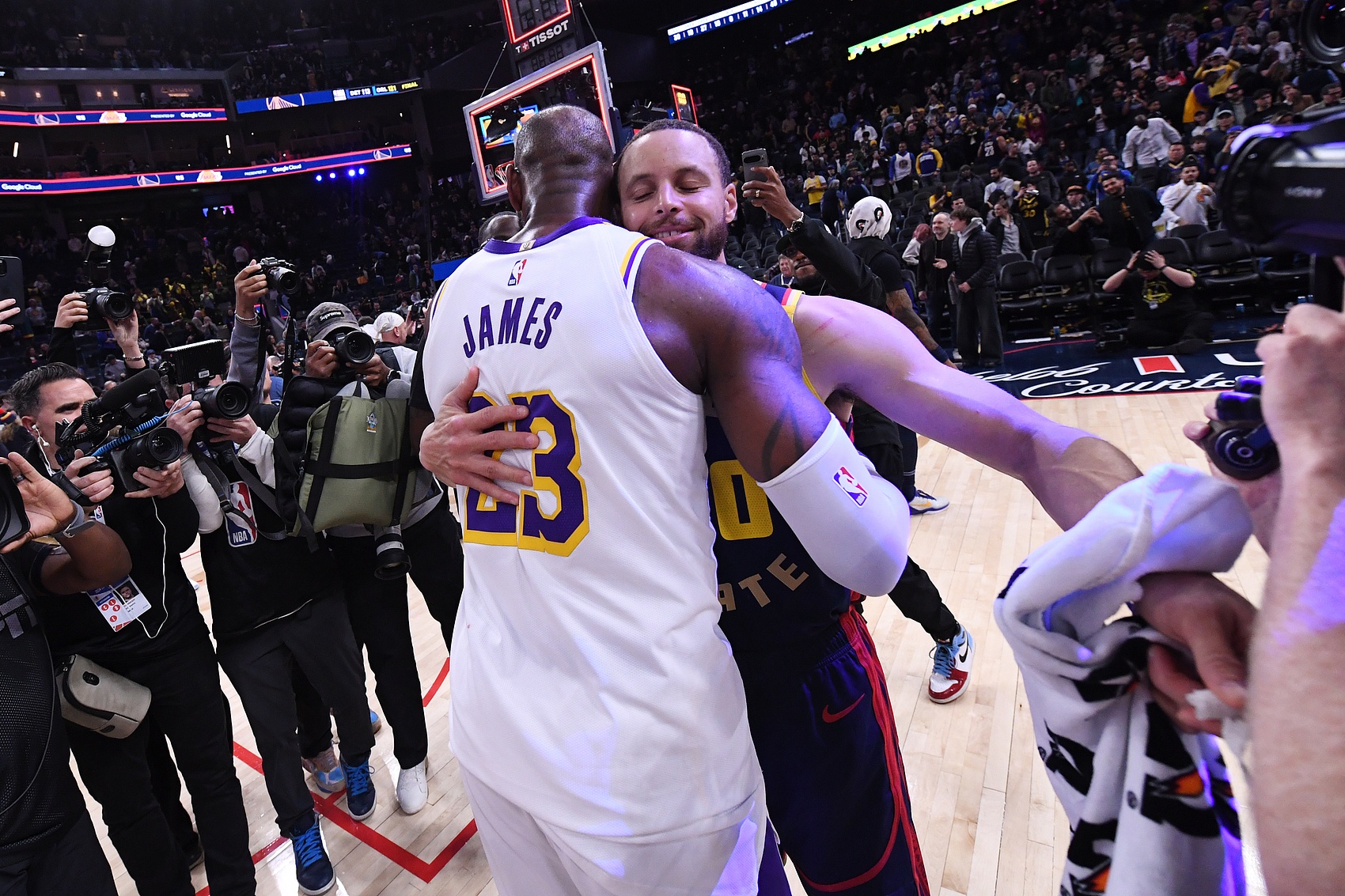 纽约邮报记者：詹姆斯若加盟勇士比赛将极具戏剧性