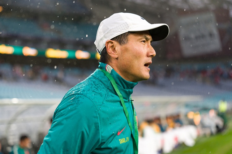 国足半场0-0！媒体人热议：布尼亚明确实不错 马尔代夫越踢越自信
